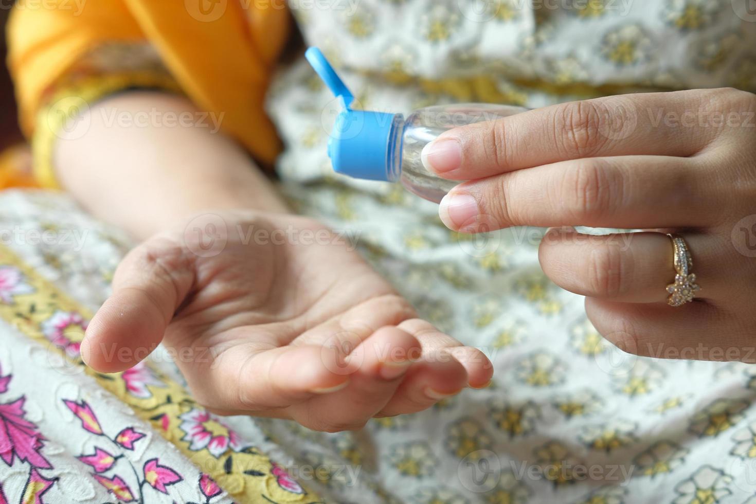 vrouw met handdesinfecterend middel foto