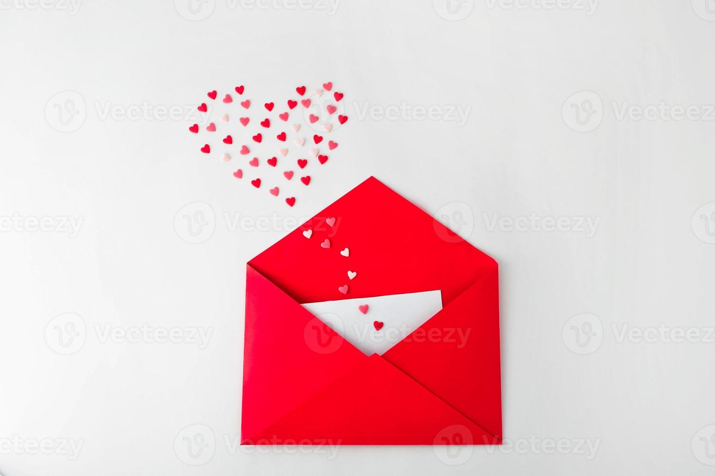 geopend rood envelop en veel voelde harten Aan wit achtergrond met plaats voor tekst. liefde brief mail correspondentie relatie. valentijnsdag dag concept. top visie. foto