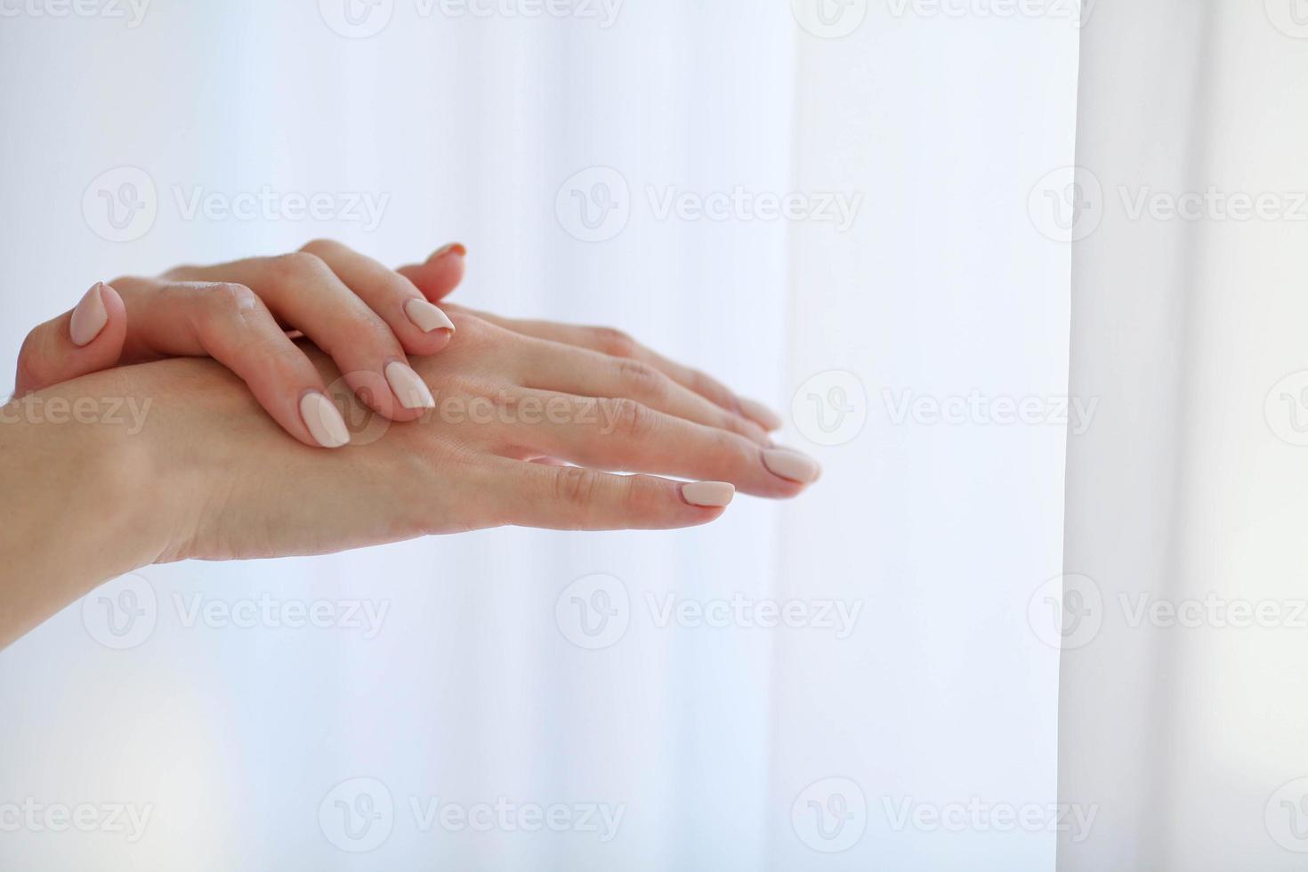 mooi vrouw handen. vrouw handen toepassing room, lotion. foto