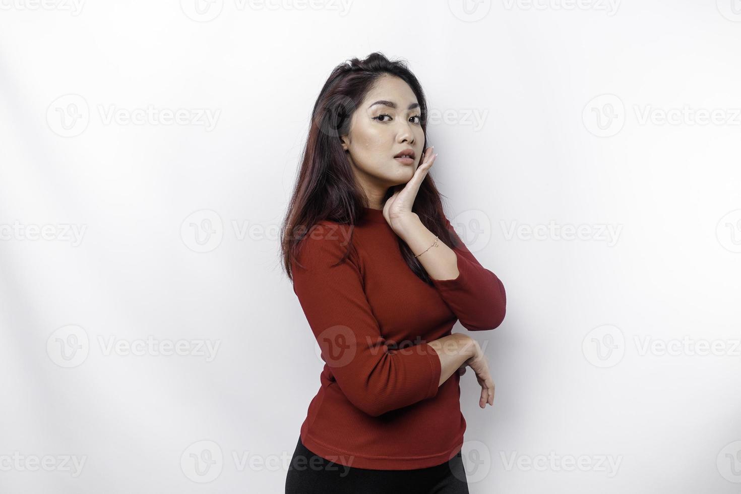 een schoonheid vrolijk gezicht van Aziatisch jong model- vervelend rood top. bedenken huidsverzorging schoonheid gelaats behandeling, spa, vrouw Gezondheid concept. foto