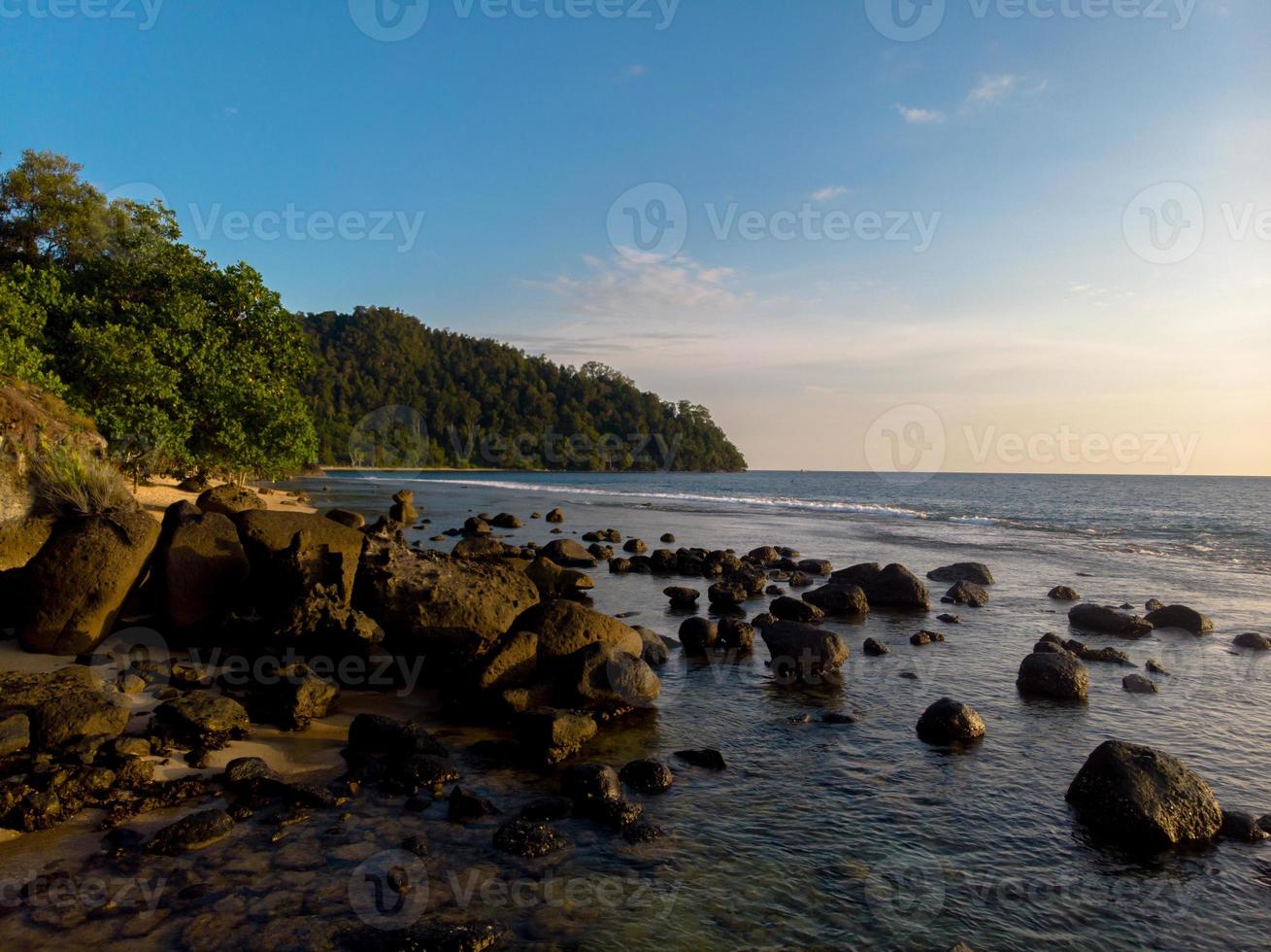 strand landschap met rotsen in west sumatra, Indonesië foto