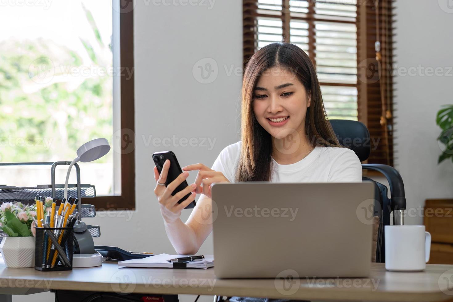 bedrijf vrouw gebruik makend van rekenmachine voor Doen wiskunde financiën Aan houten bureau in kantoor en bedrijf werken achtergrond, belasting, boekhouding, statistieken en analytisch Onderzoek concept. foto