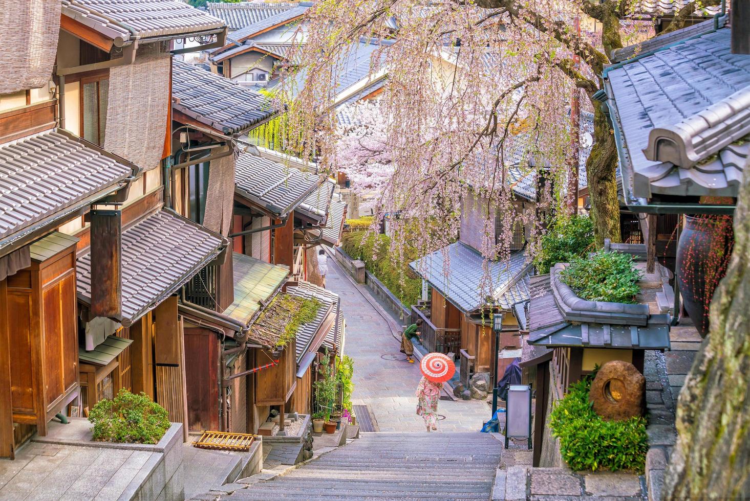 oude stad Kyoto, het Higashiyama-district tijdens het Sakura-seizoen foto