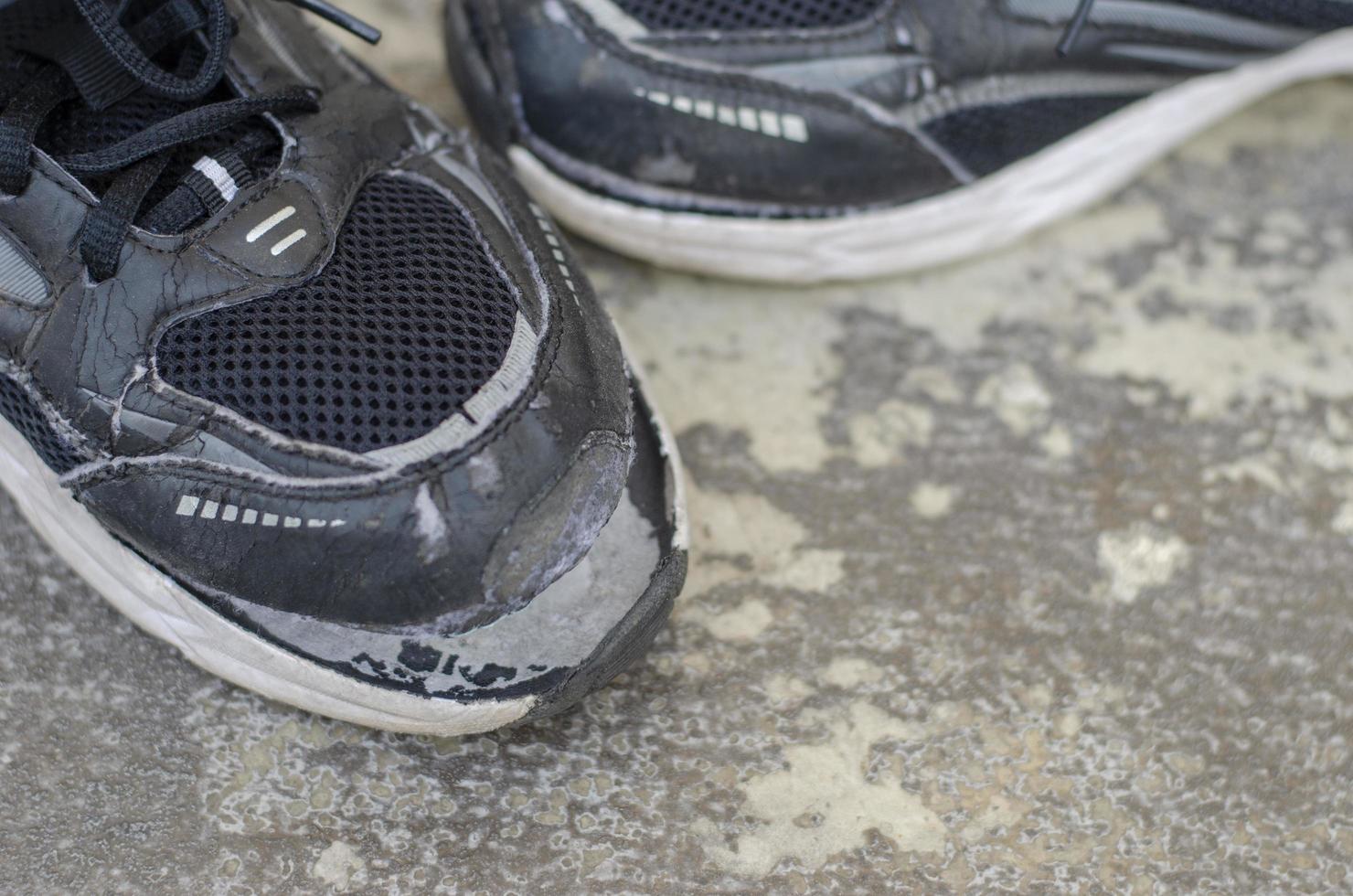 top visie gebroken oud zwart schoenen Aan de vloer. kopiëren ruimte foto