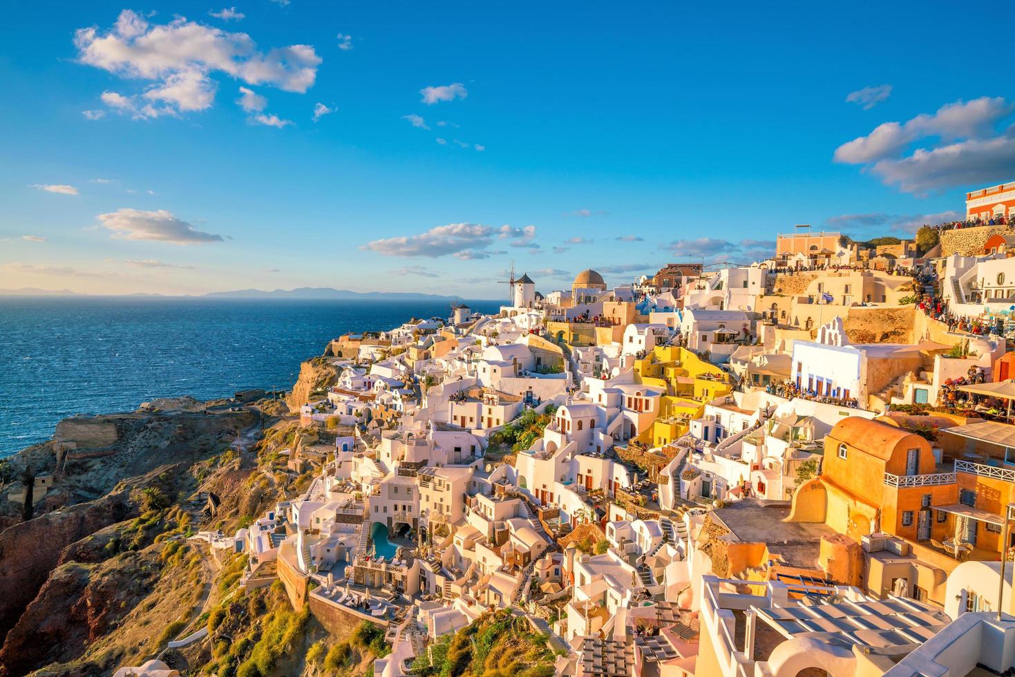 zonsondergang op de beroemde stad Oia, Griekenland, Europa foto