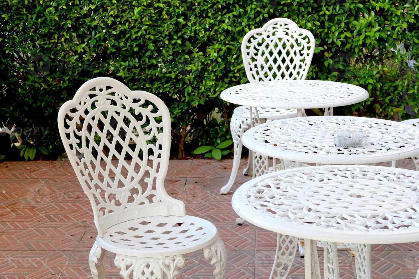 wit stoelen en tafel in gazon van tuin foto