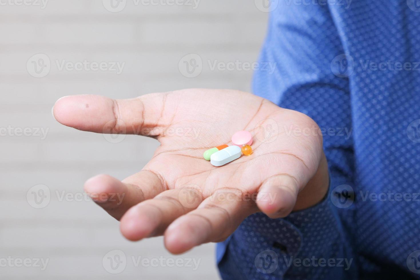 close up van een man hand met pillen foto