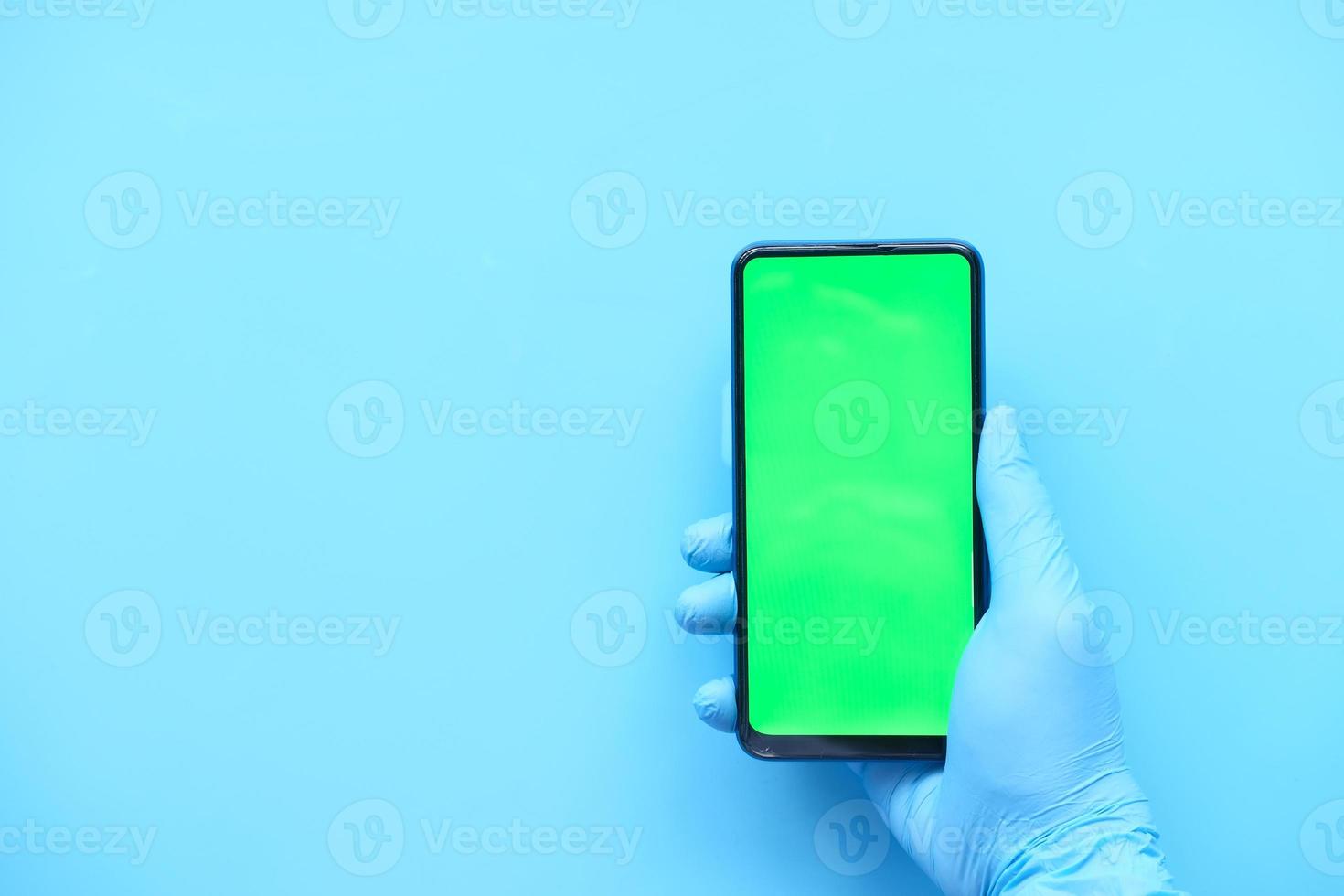 doktershand met slimme telefoon met groen scherm foto