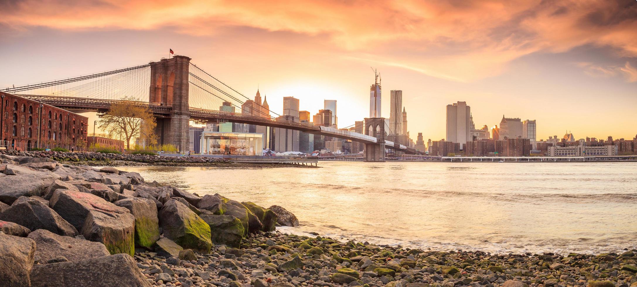 brooklyn bridge bij zonsondergang foto