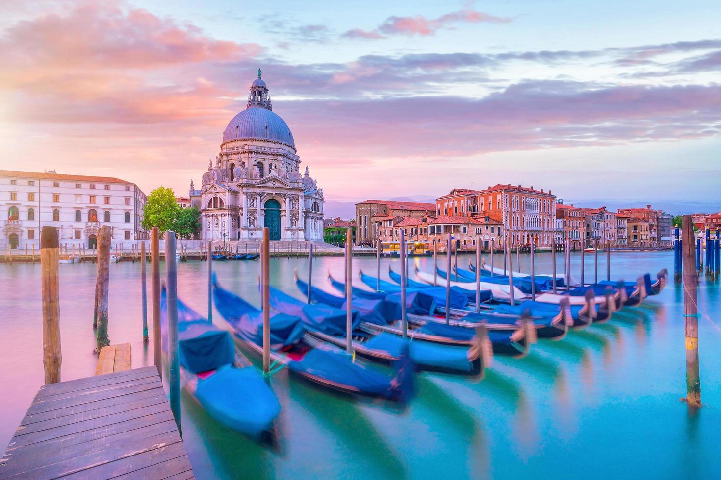 groot kanaal in venetië, italië met de basiliek van santa maria della salute foto