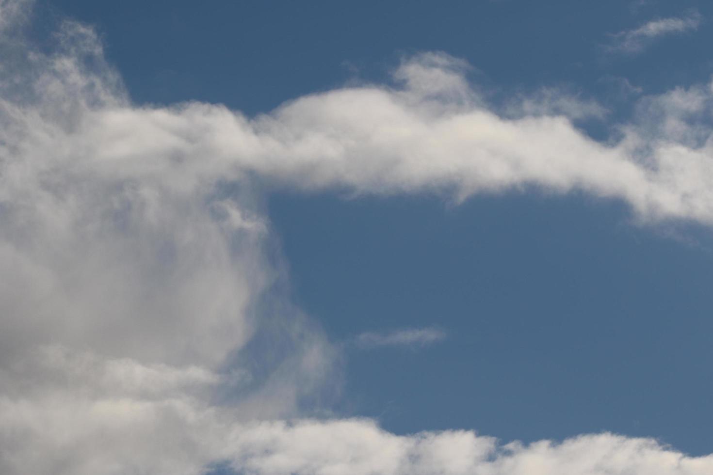 stormachtig weer en donker wolken foto