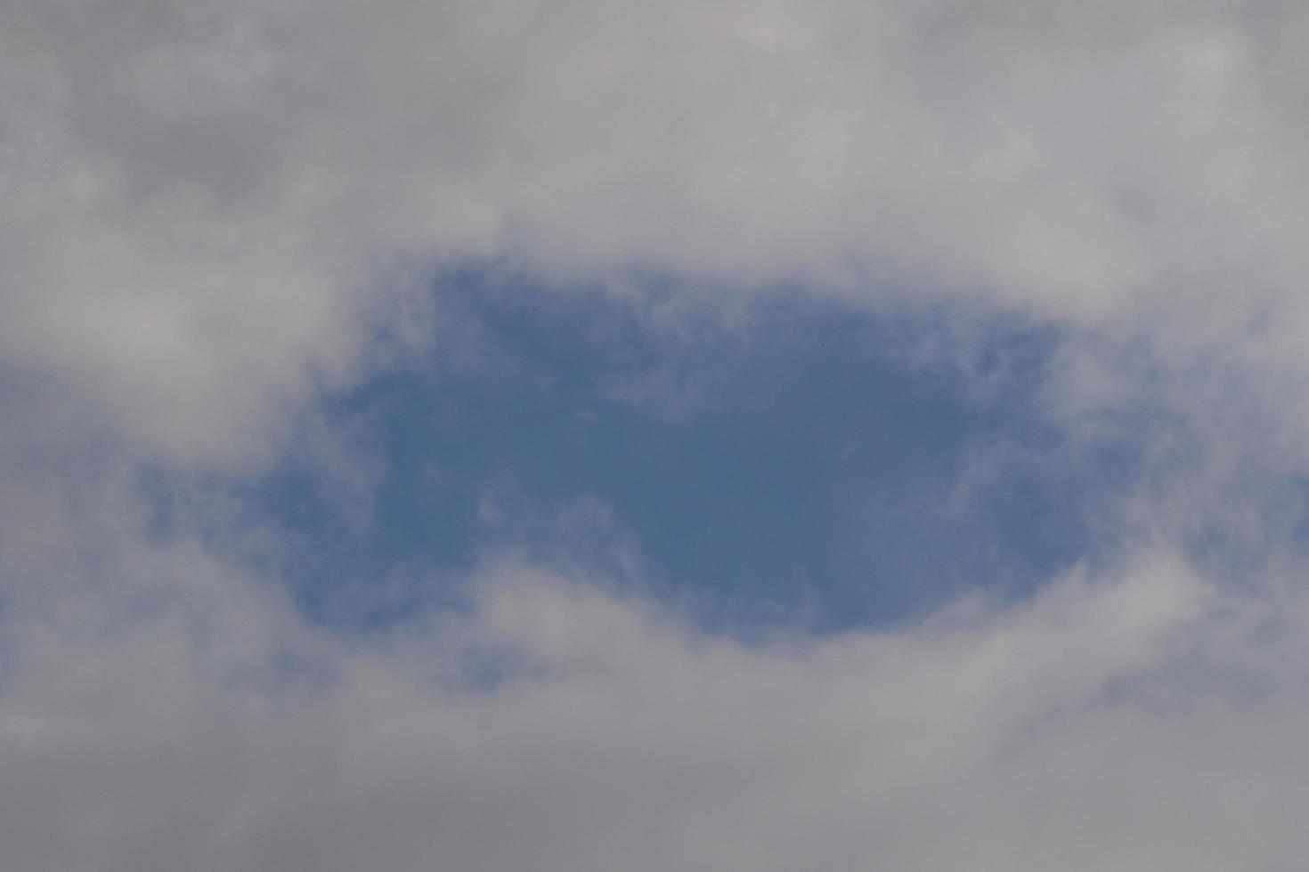 stormachtig weer en donker wolken foto