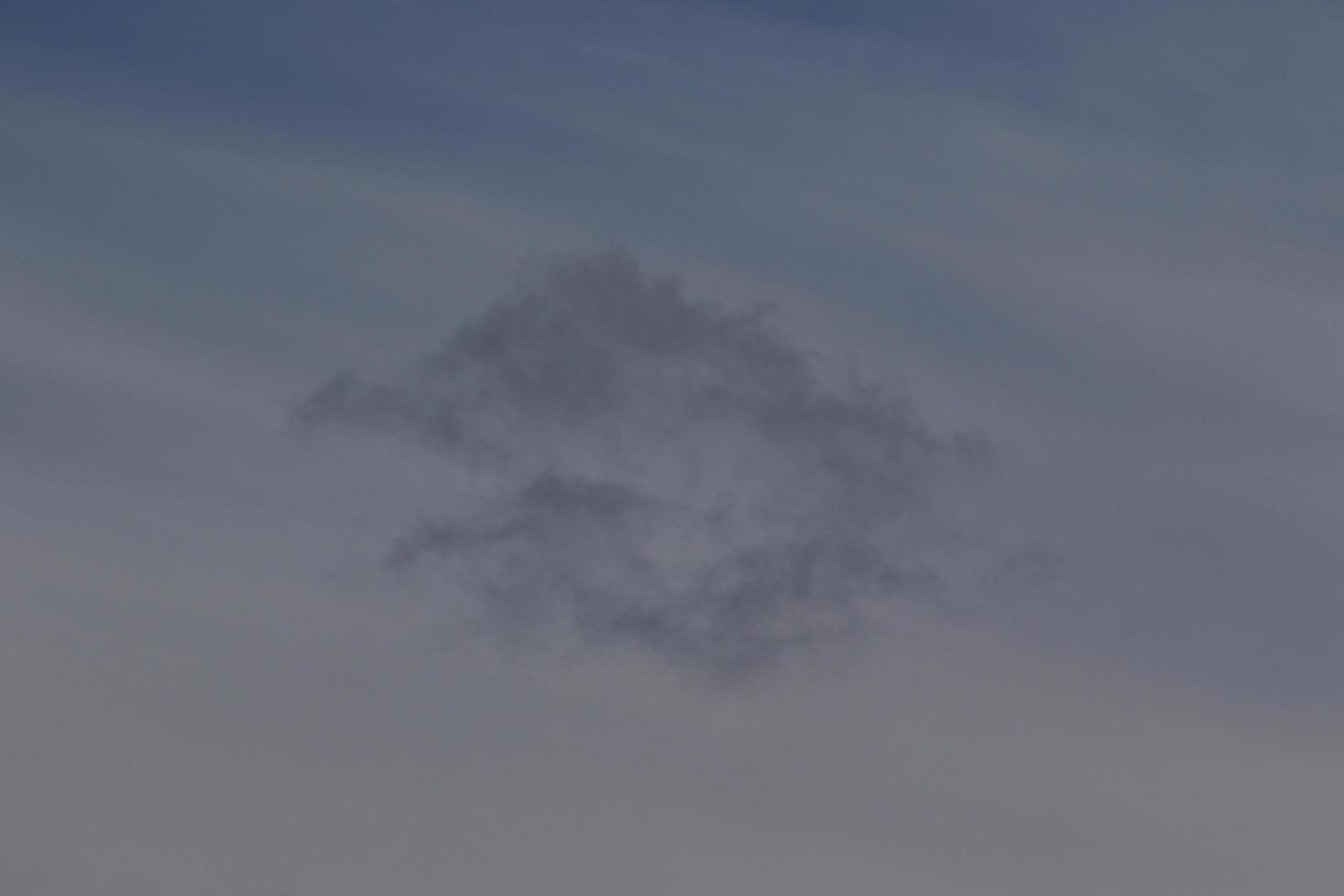 stormachtig weer en donker wolken foto