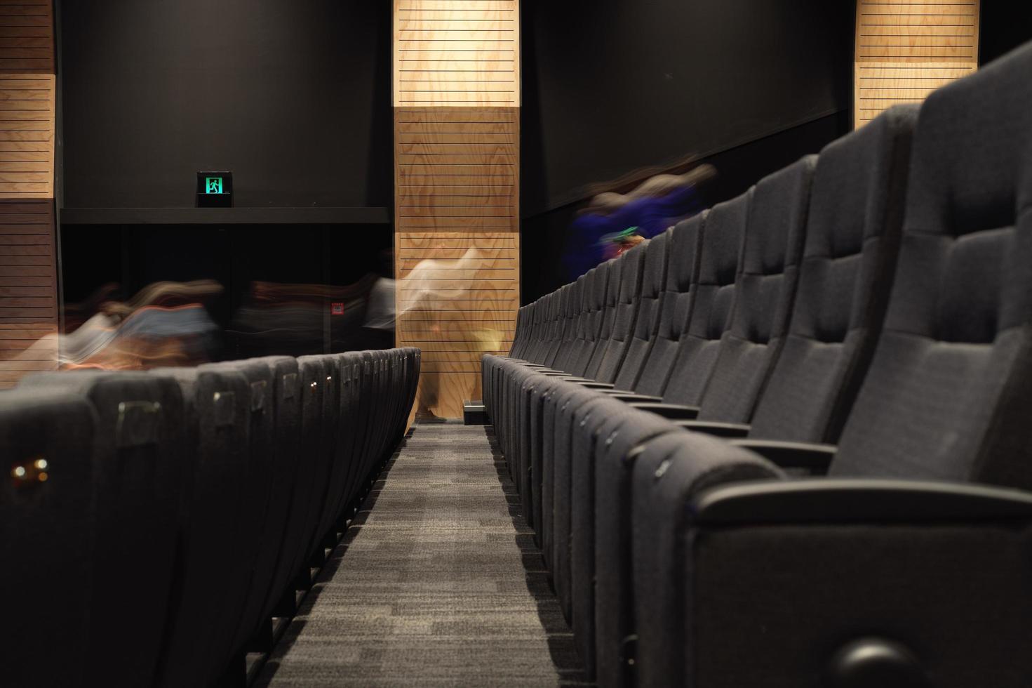 lange blootstelling van mensen die door theater gaan foto