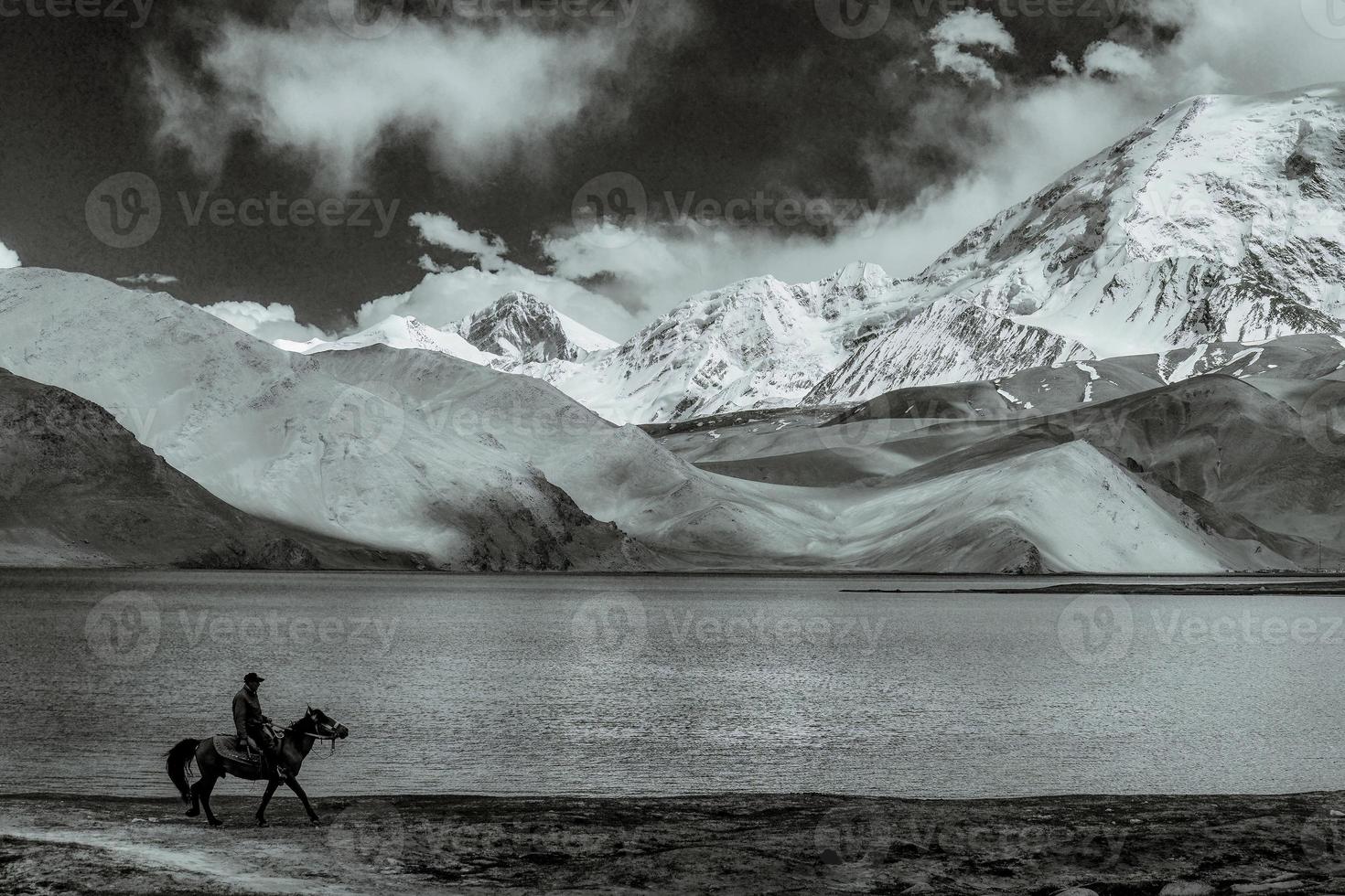 met uitzicht de 7.500 meter hoog muztagh toren van pamirs karakul meer foto