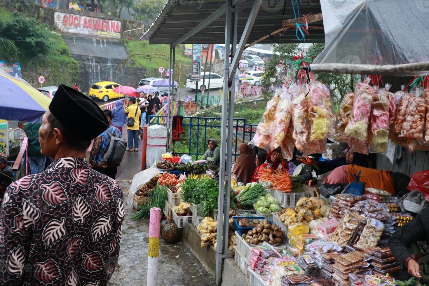 foto's van verkopers Aan de kant van de weg, potten. voor souvenirs met divers soorten van voedsel wezen verkocht, zo net zo fruit, snoepgoed, enz. foto