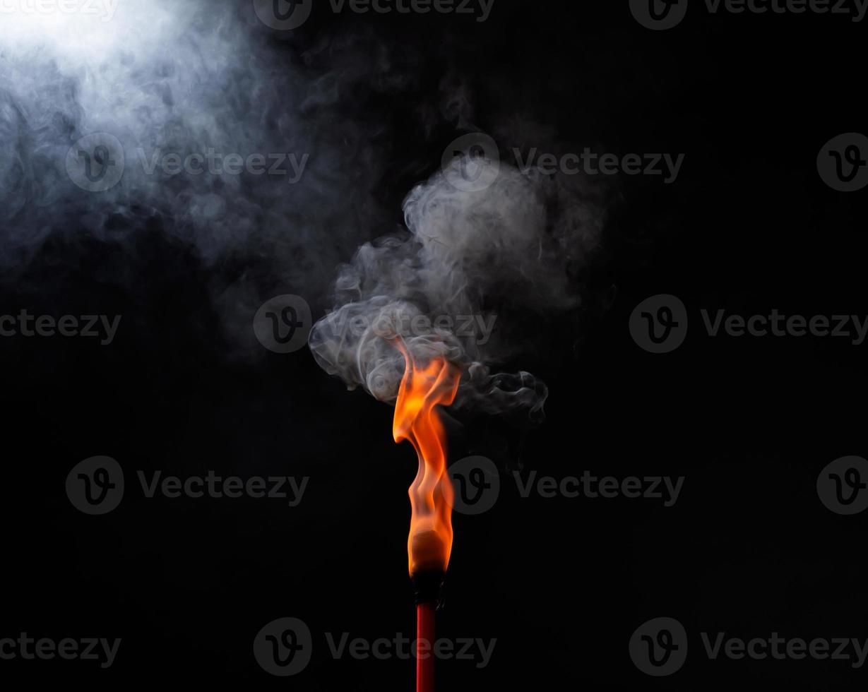 brand fakkel geel rood vlam brandstof PNG abstract ontwerp geïsoleerd Aan een zwart achtergrond foto