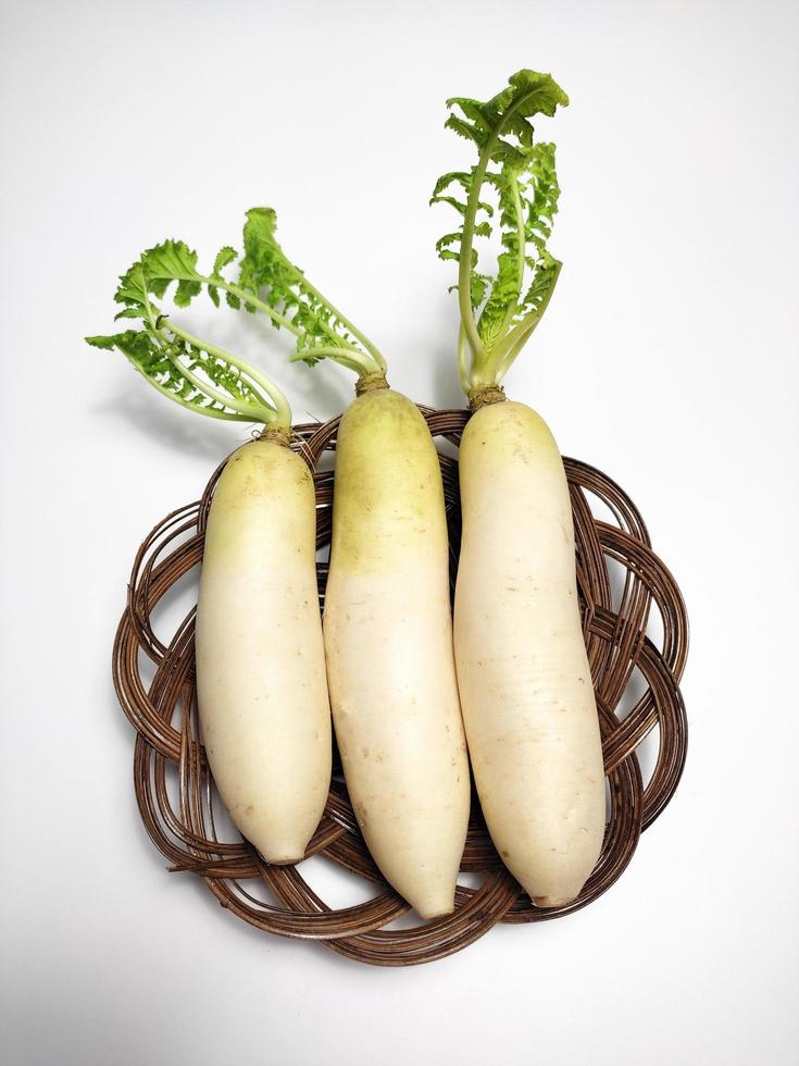 wit radijs of daikon geïsoleerd in wit achtergrond foto