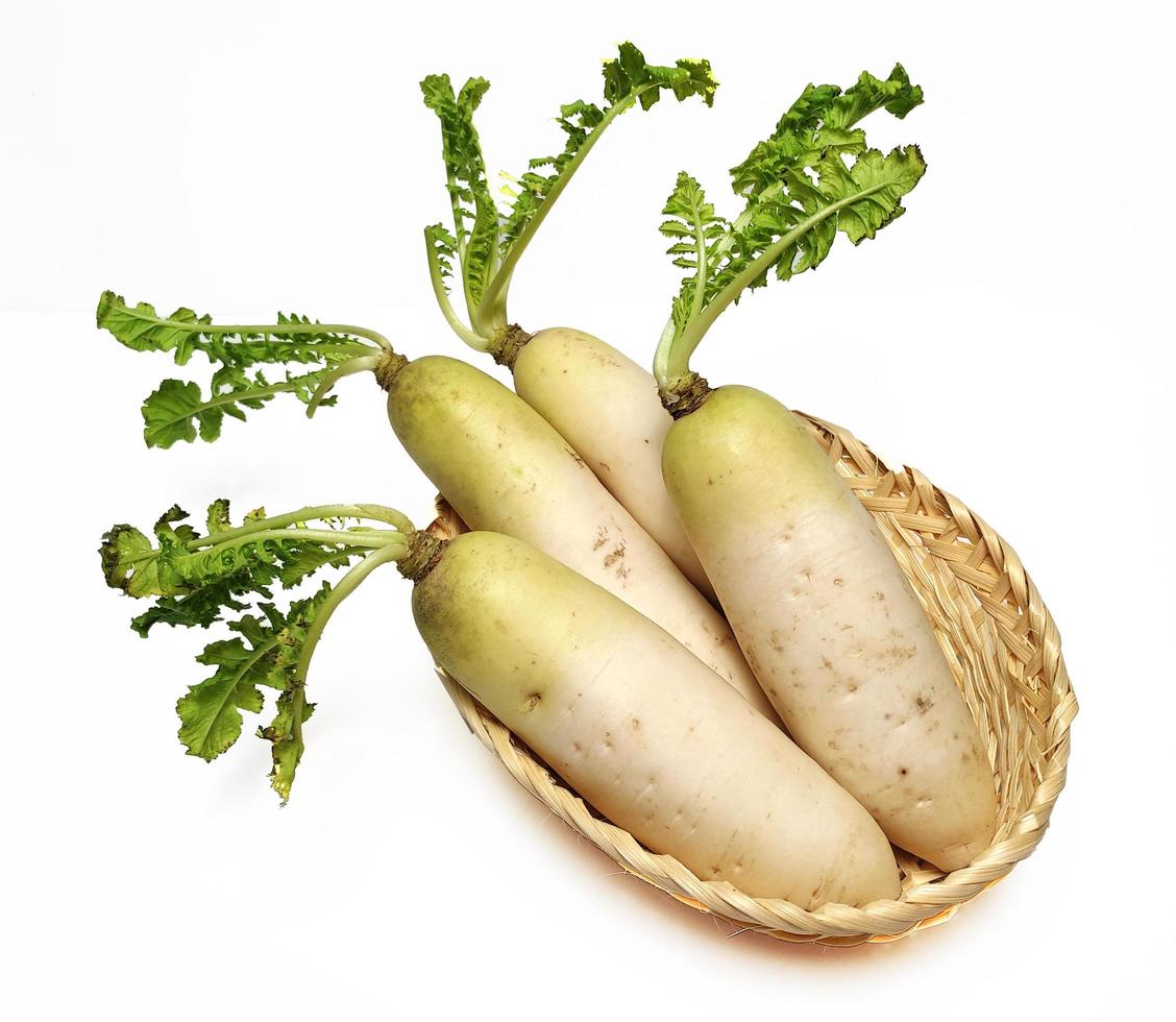 wit radijs of daikon geïsoleerd in wit achtergrond foto