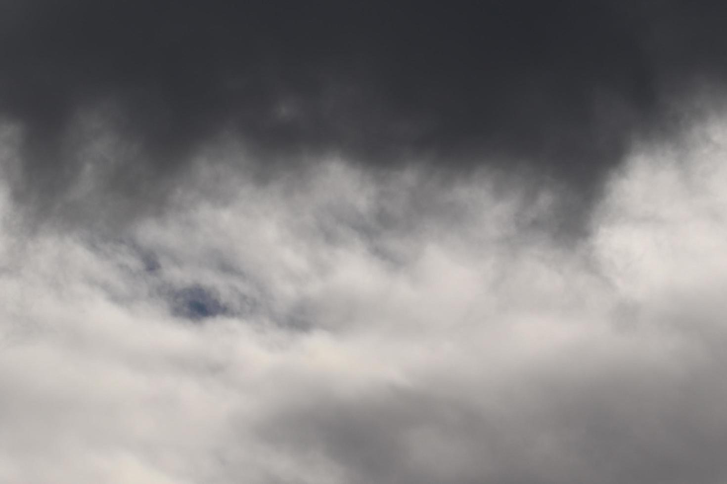 stormachtig weer en donker wolken foto