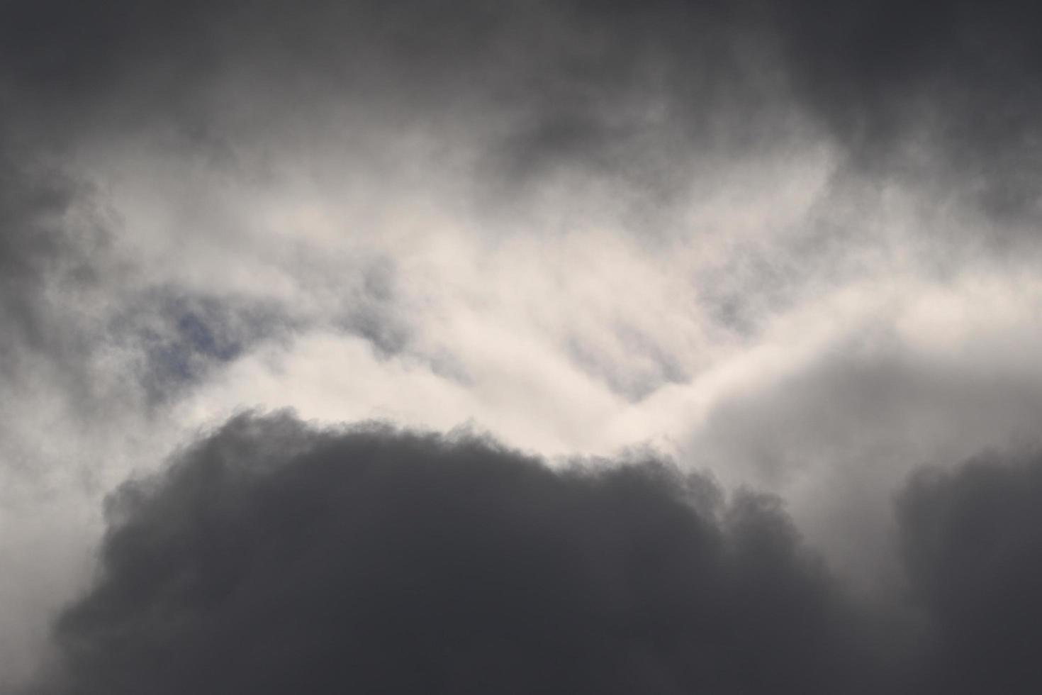 stormachtig weer en donker wolken foto