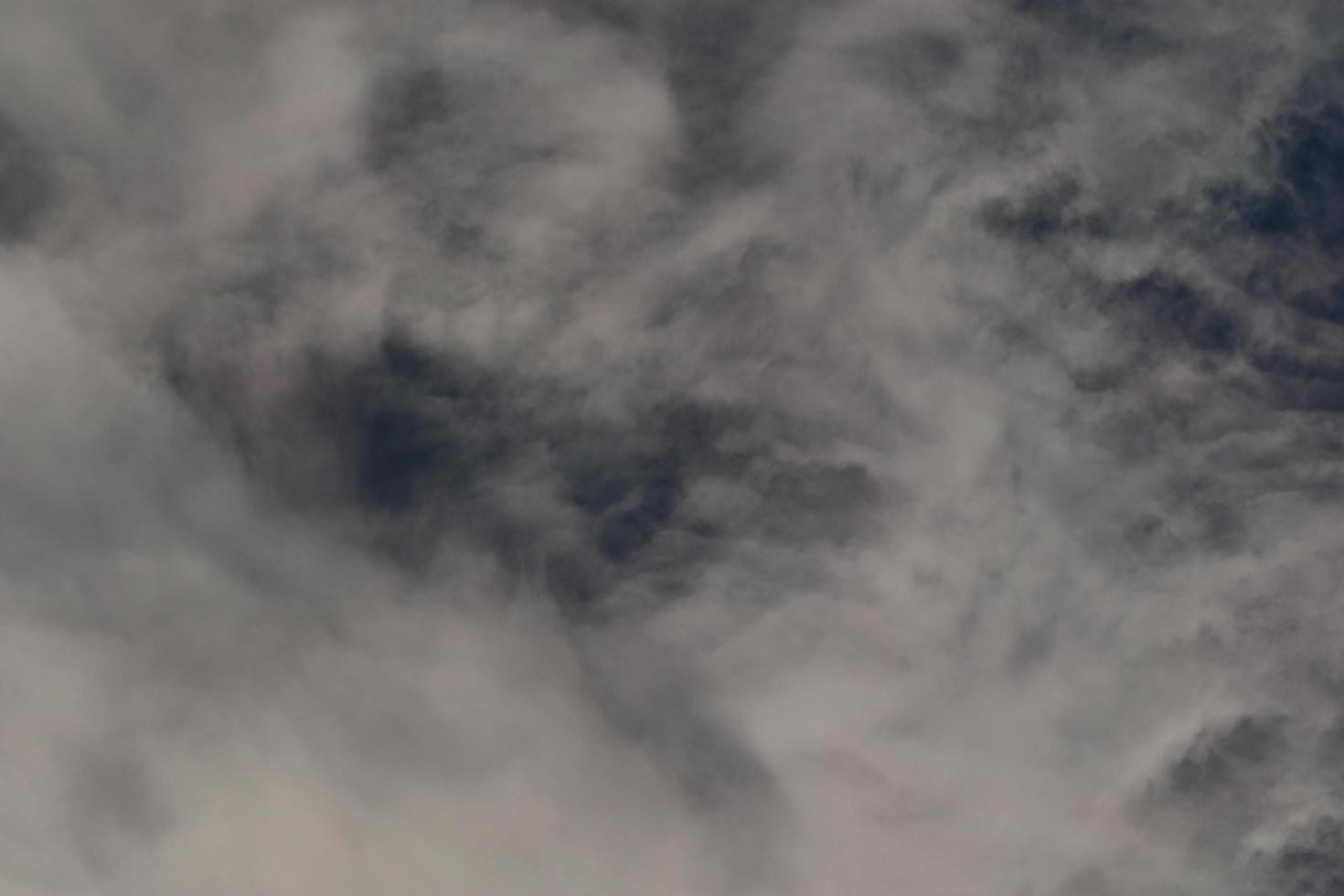 stormachtig weer en donker wolken foto