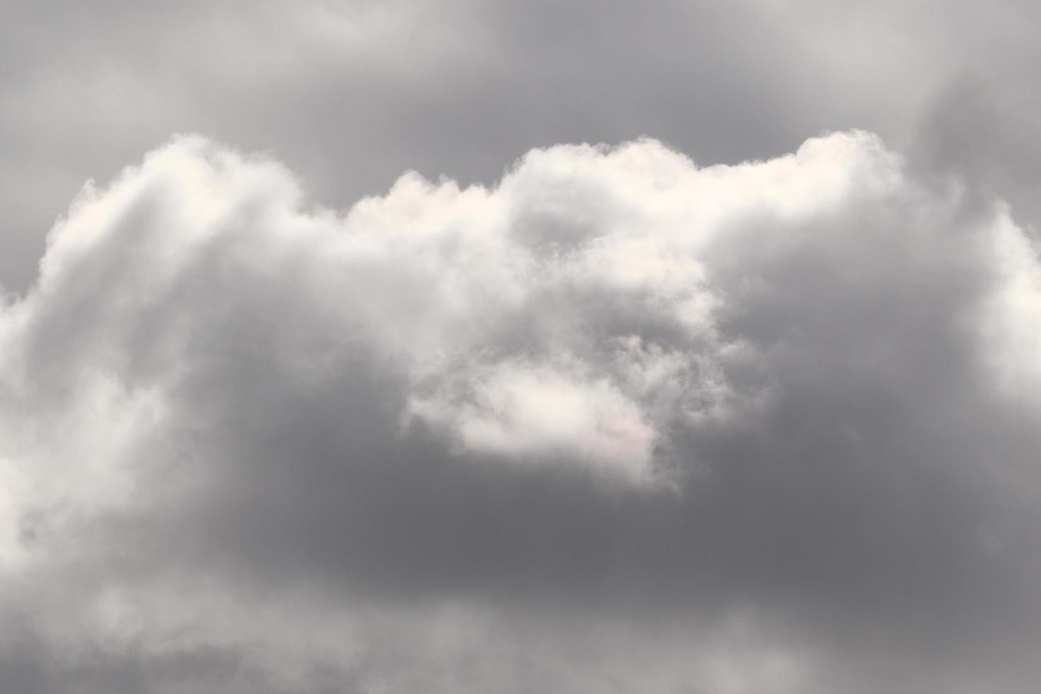 stormachtig weer en donker wolken foto