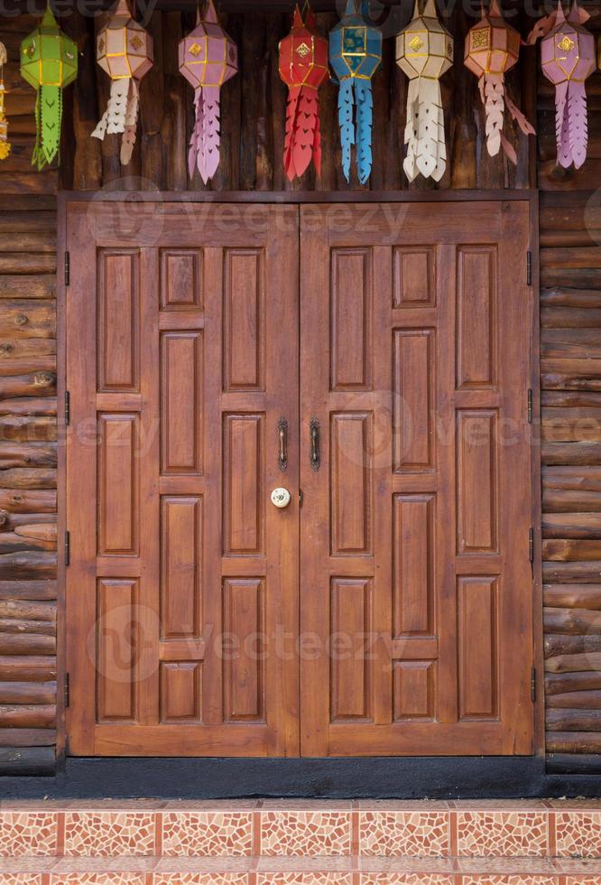 voorkant visie van Ingang hout gesneden deur, Thais stijl foto