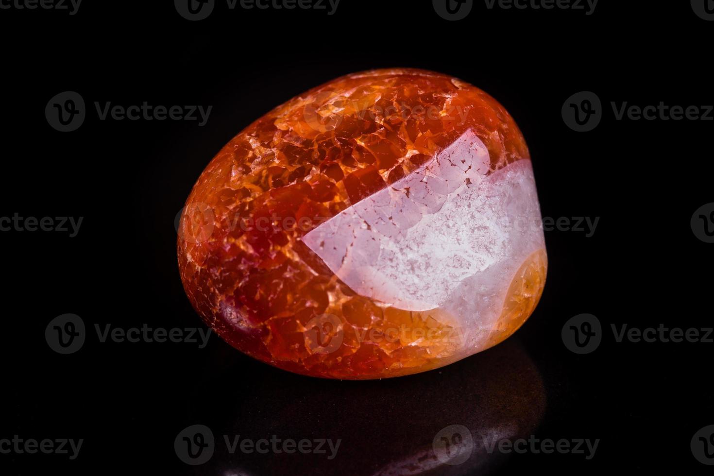 macro mineraal steen oranje onyx Aan zwart achtergrond foto