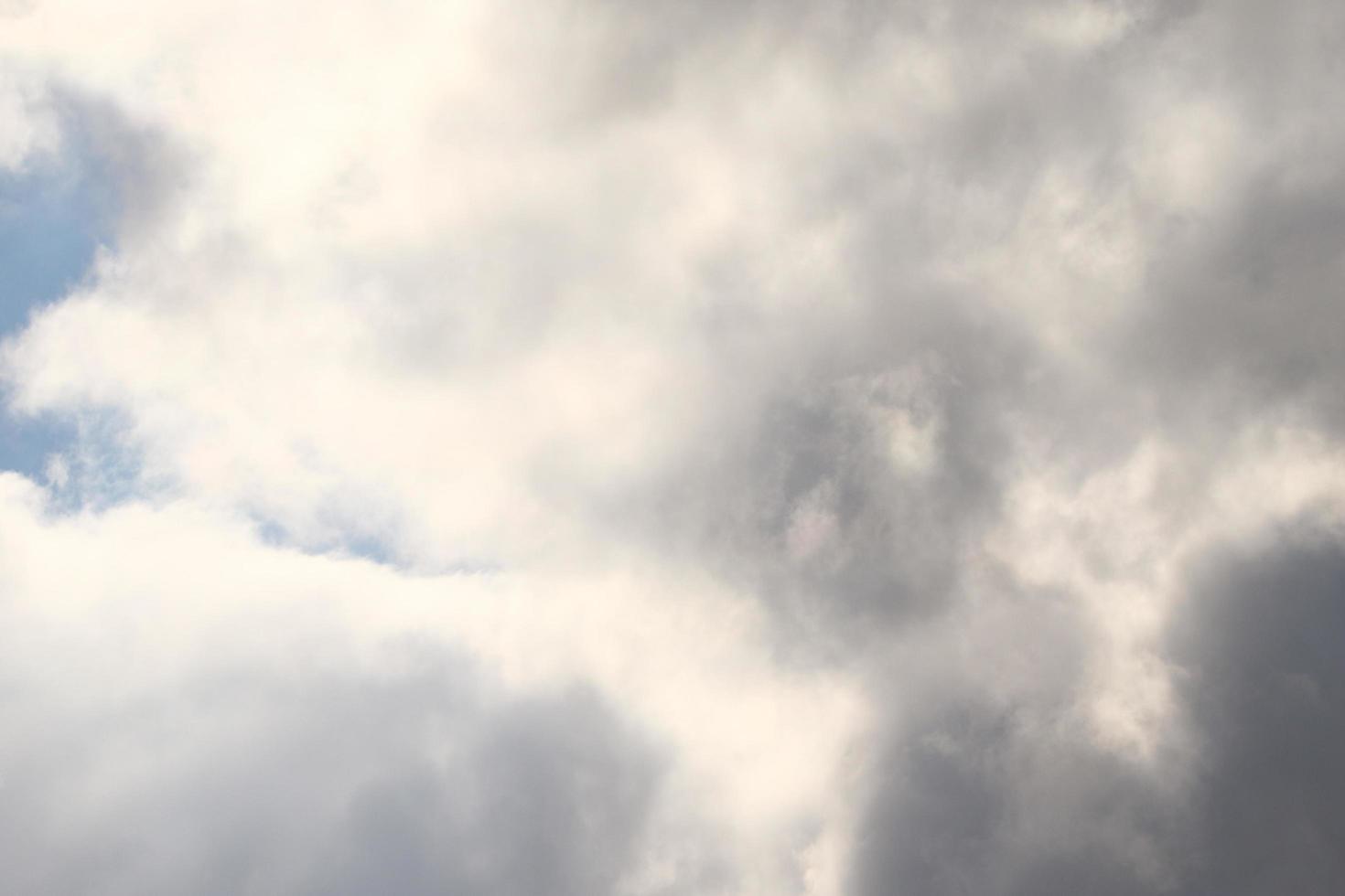 stormachtig weer en donker wolken foto