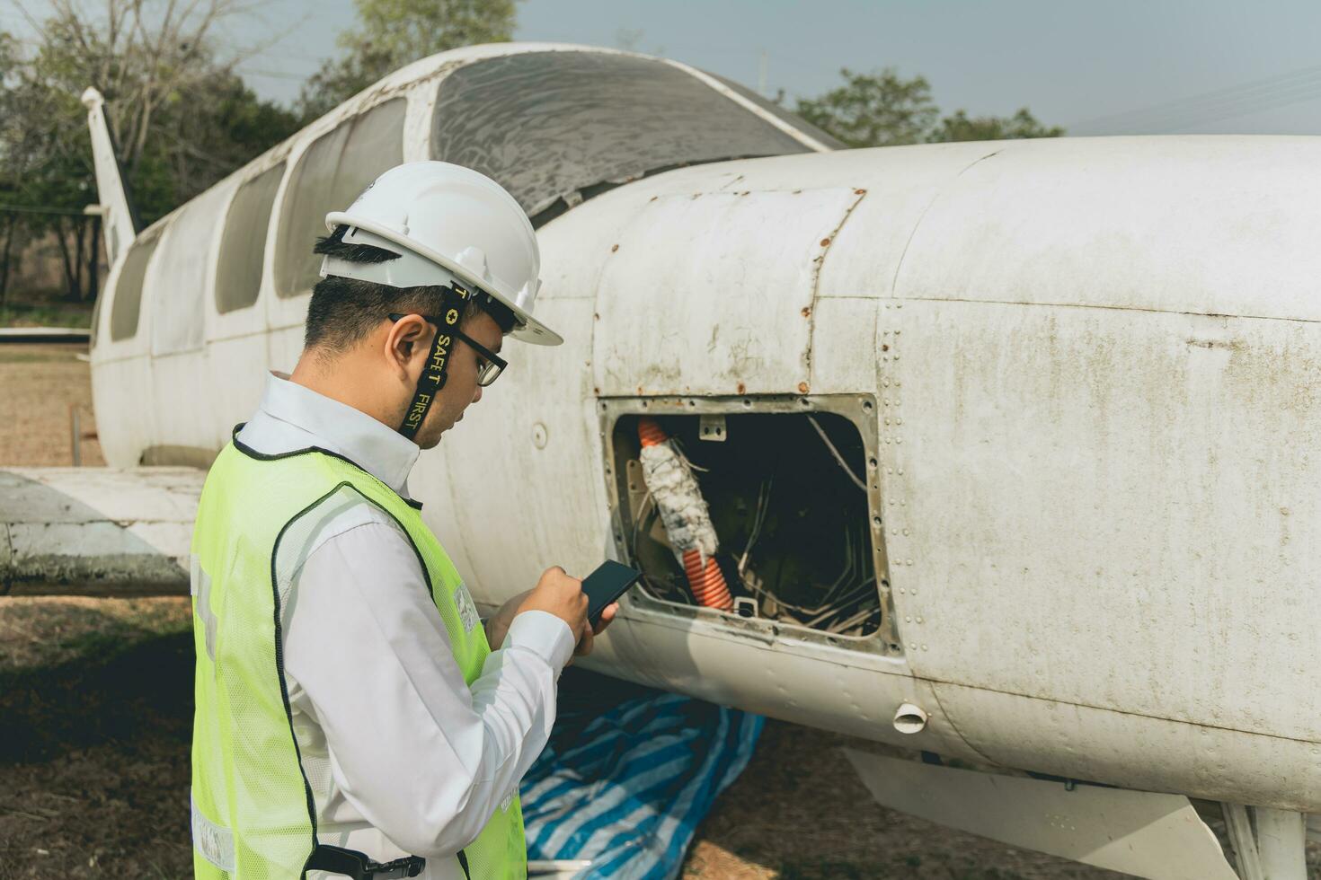 ingenieur onderhouden een helikopter motor. mannetje motor machanisch helikopter controle helikopter voordat nemen uit foto