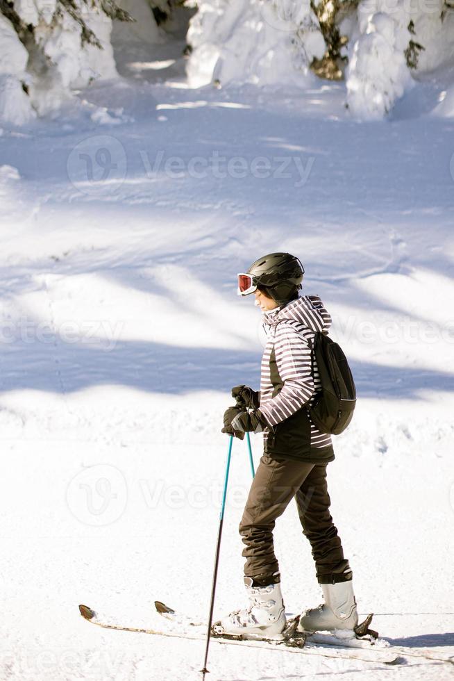 jong vrouw genieten winter dag van skiën pret in de sneeuw foto