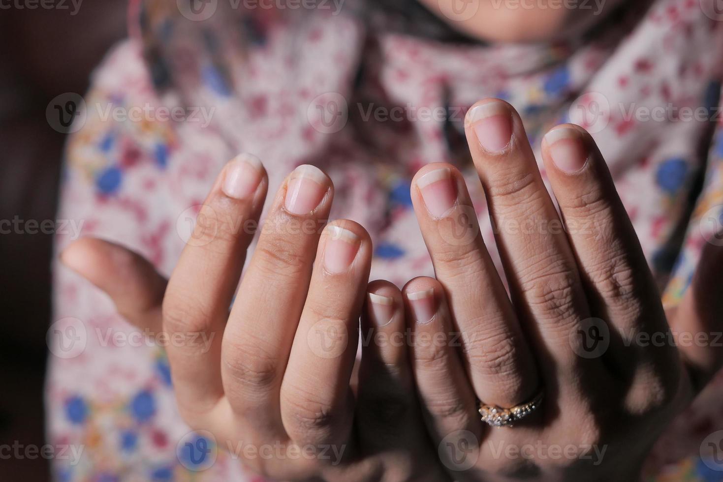 vrouw handen bidden op donkere achtergrond foto