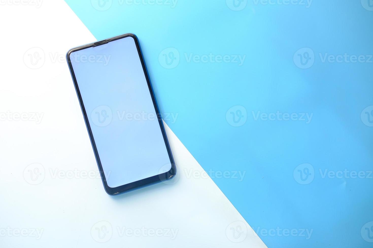lege mock-up slimme telefoon op witte en blauwe achtergrond foto