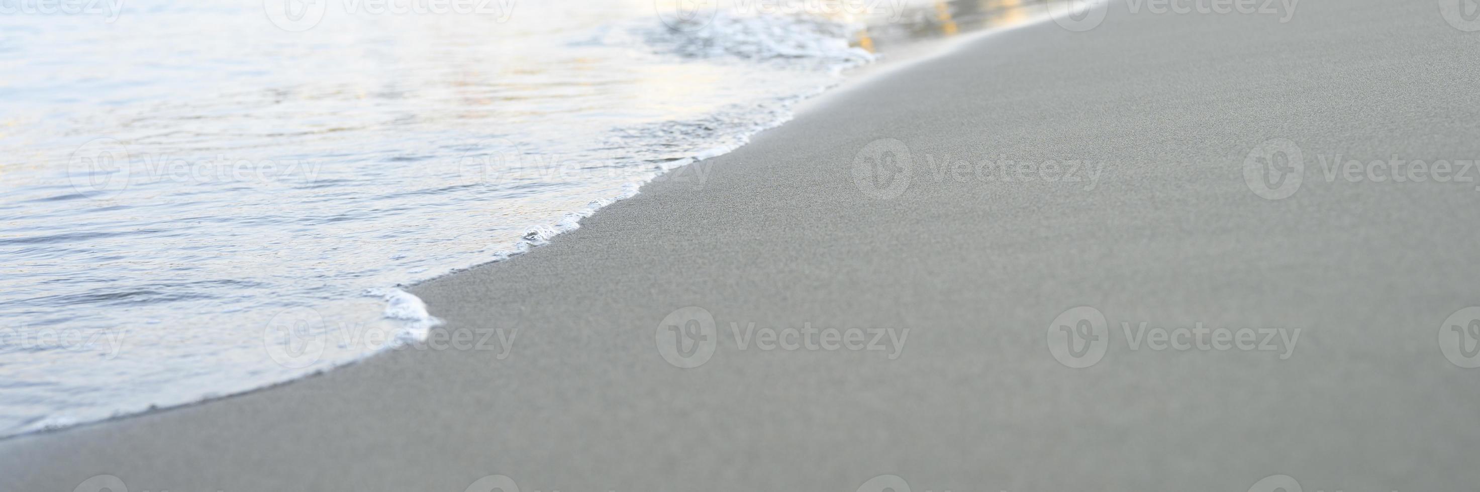 wazig golf van de zee op het avondzandstrand foto