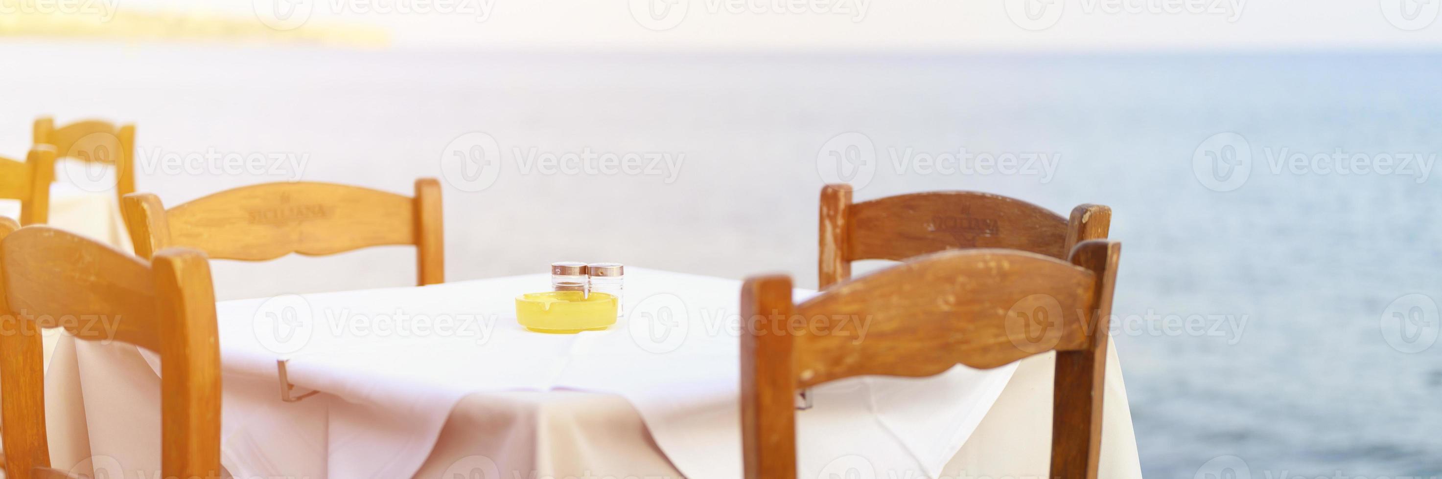 cafétafels aan de zee, selectieve aandacht foto