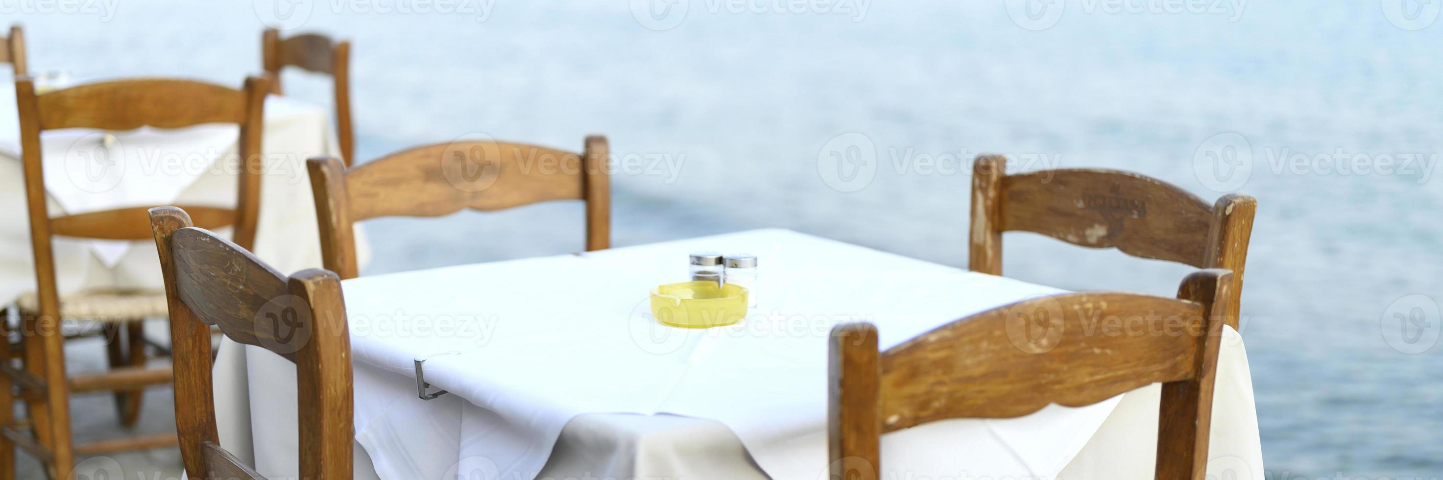 cafétafels aan de zee, selectieve aandacht foto