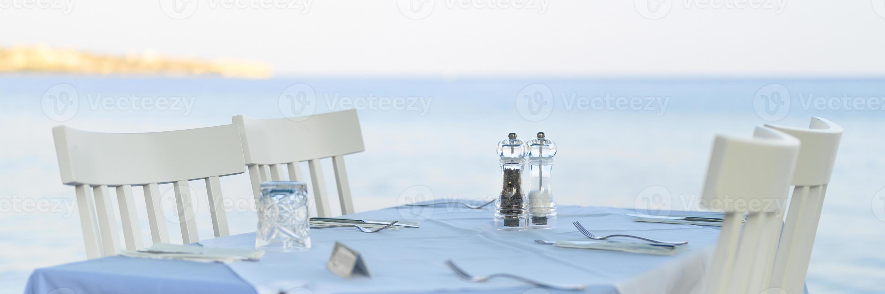 cafétafels aan de zee, selectieve aandacht foto