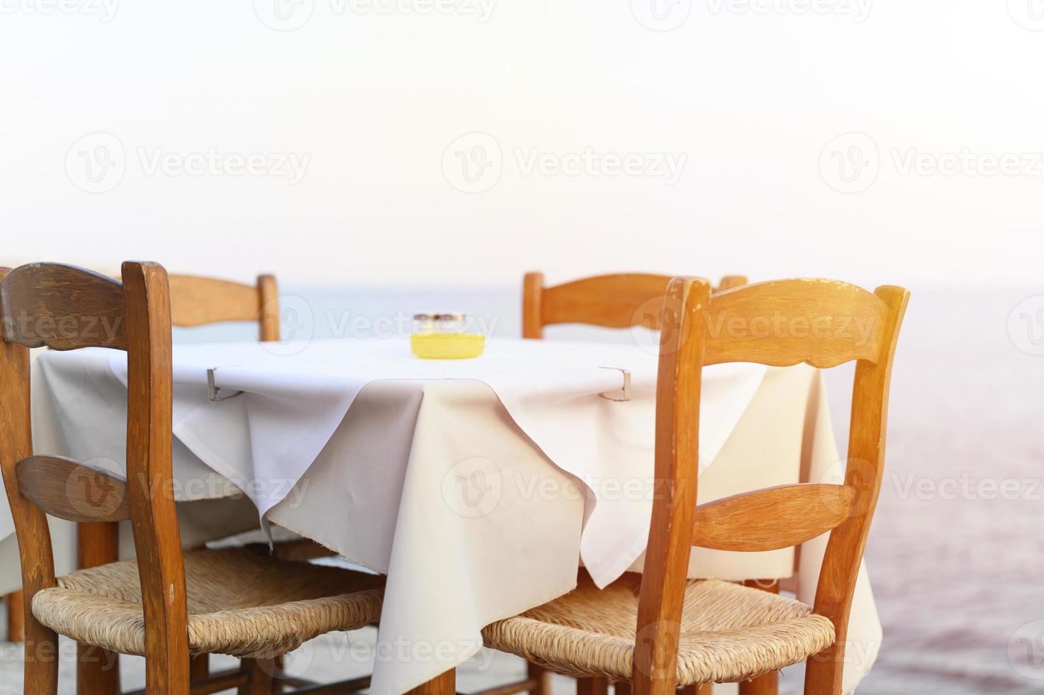 cafétafels aan de zee, selectieve aandacht foto