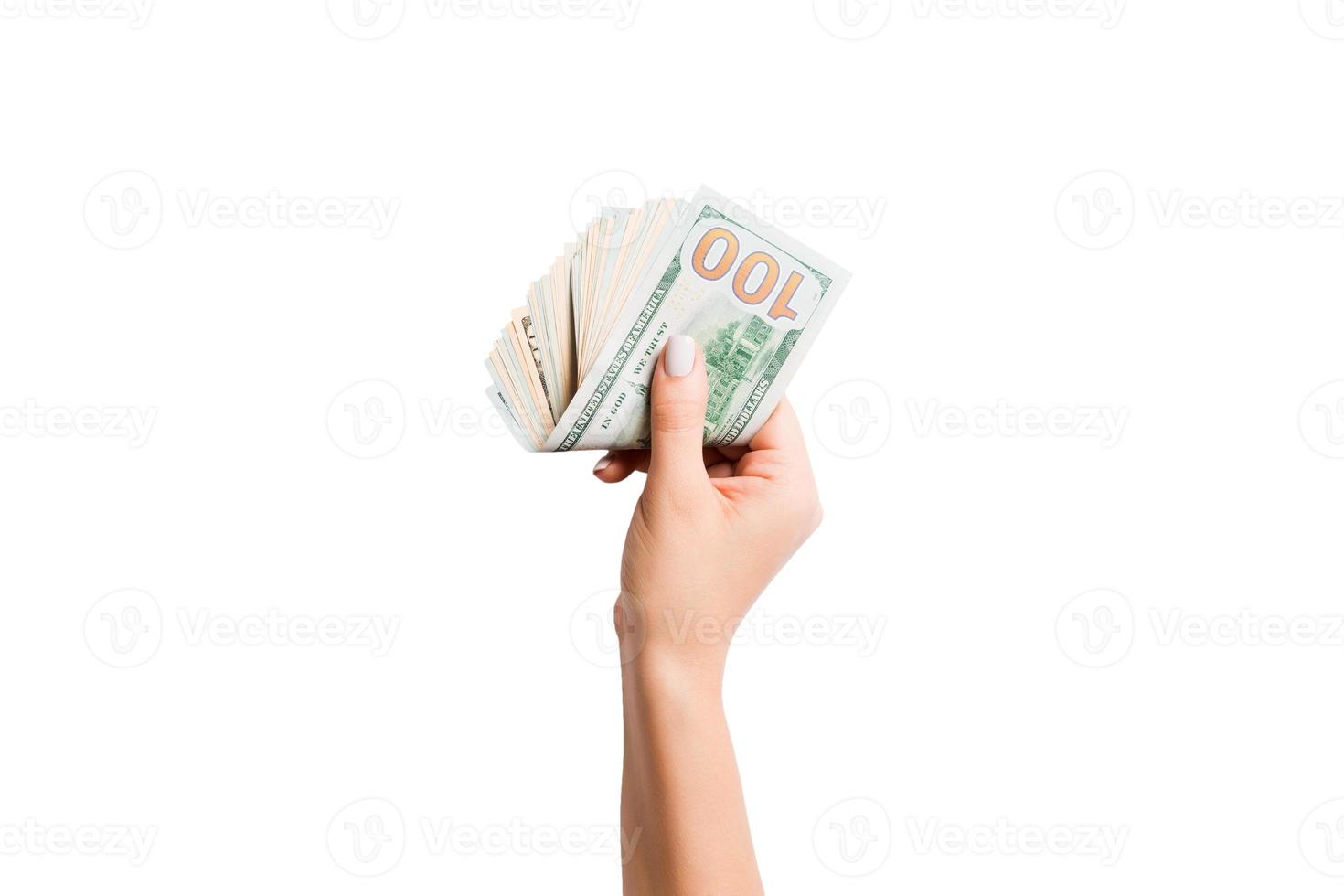 vrouw hand- geven geld Aan wit geïsoleerd achtergrond. top visie van dollar bankbiljetten. steekpenning concept. schuld en lening concept foto