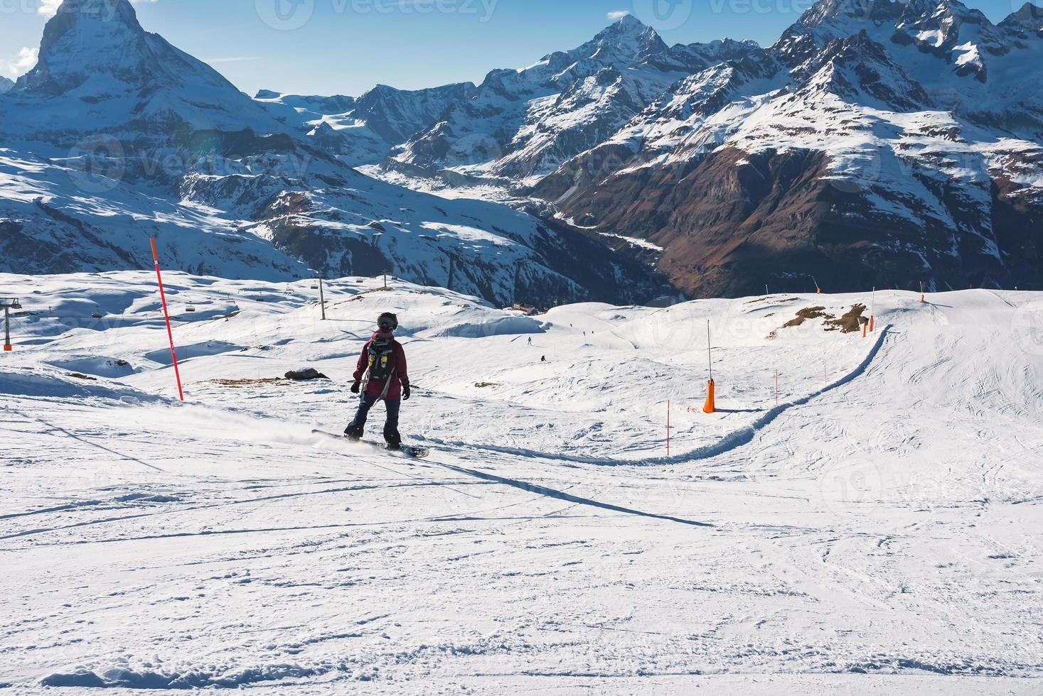 jong Mens snowboarden in zermatt ski toevlucht Rechtsaf De volgende naar de beroemd matterhorn piek. mooi zonnig dag voor snowboarden. winter sport- concept. foto