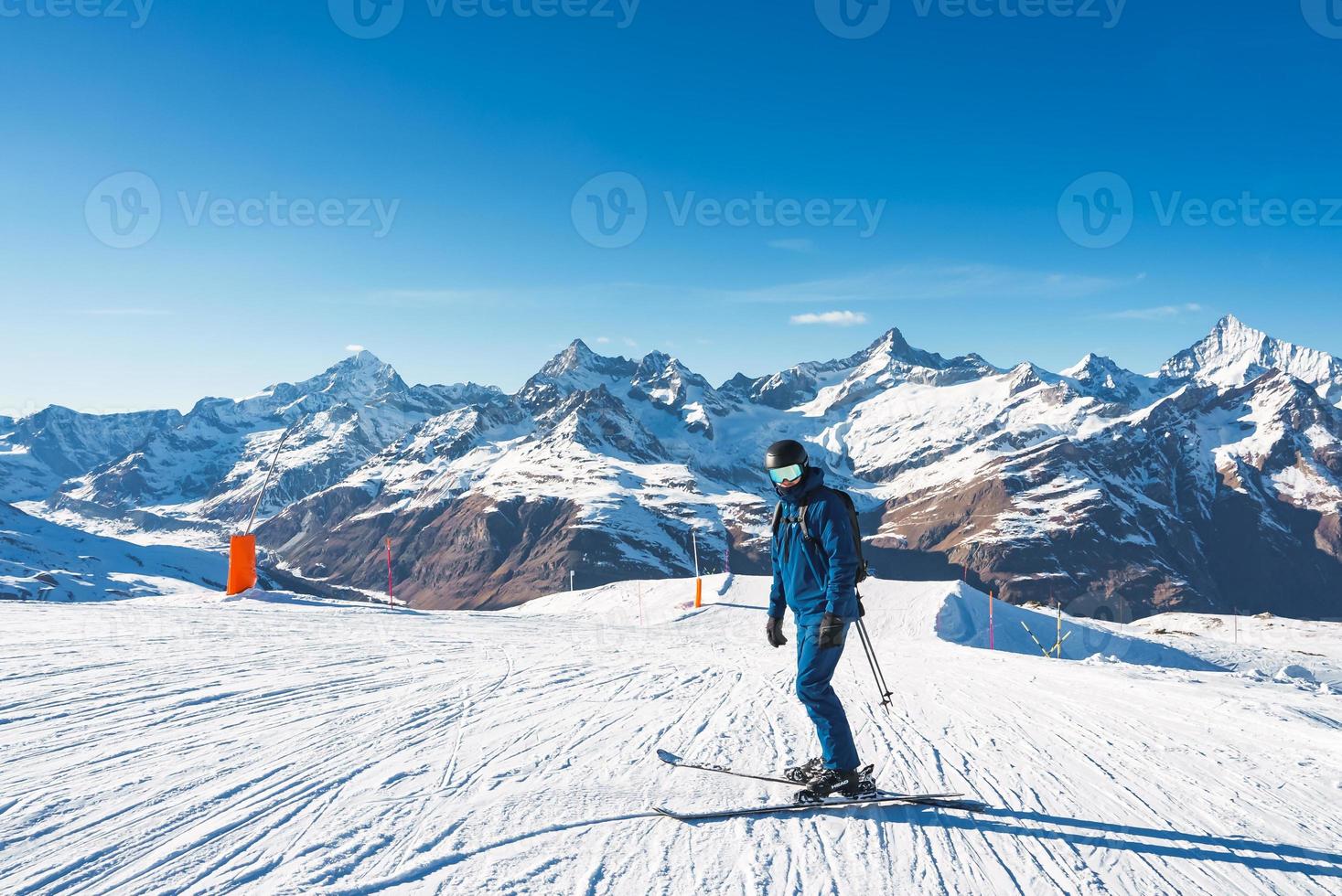 jong Mens skiën in zermatt ski toevlucht Rechtsaf De volgende naar de beroemd matterhorn piek. mooi zonnig dag voor snowboarden. winter sport- concept. foto