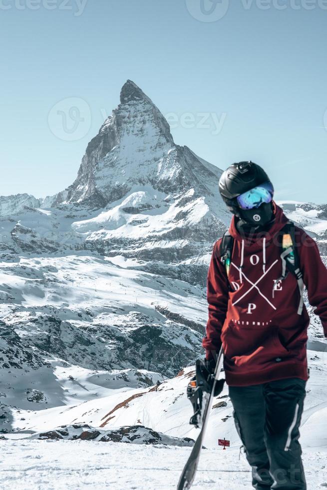 jong snowboarder uitgeven winter vakantie in Zermatt, in de buurt de beroemd matterhorn piek. mannetje poseren in Zwitsers Alpen voor de snowboarden seizoen. foto