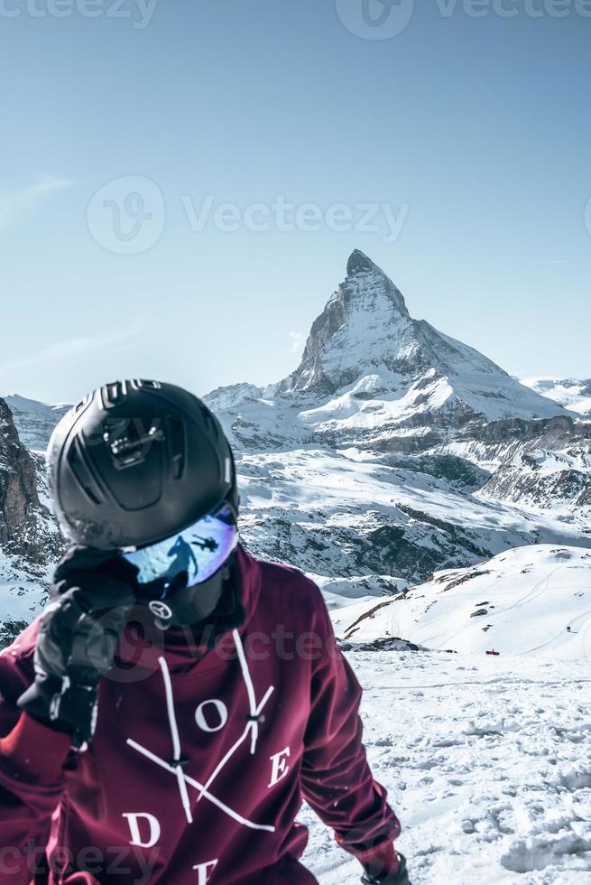 jong snowboarder uitgeven winter vakantie in Zermatt, in de buurt de beroemd matterhorn piek. mannetje poseren in Zwitsers Alpen voor de snowboarden seizoen. foto
