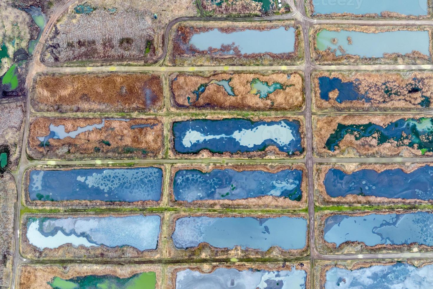 antenne visie van verlaten biologisch vijvers en water behandeling fabriek foto