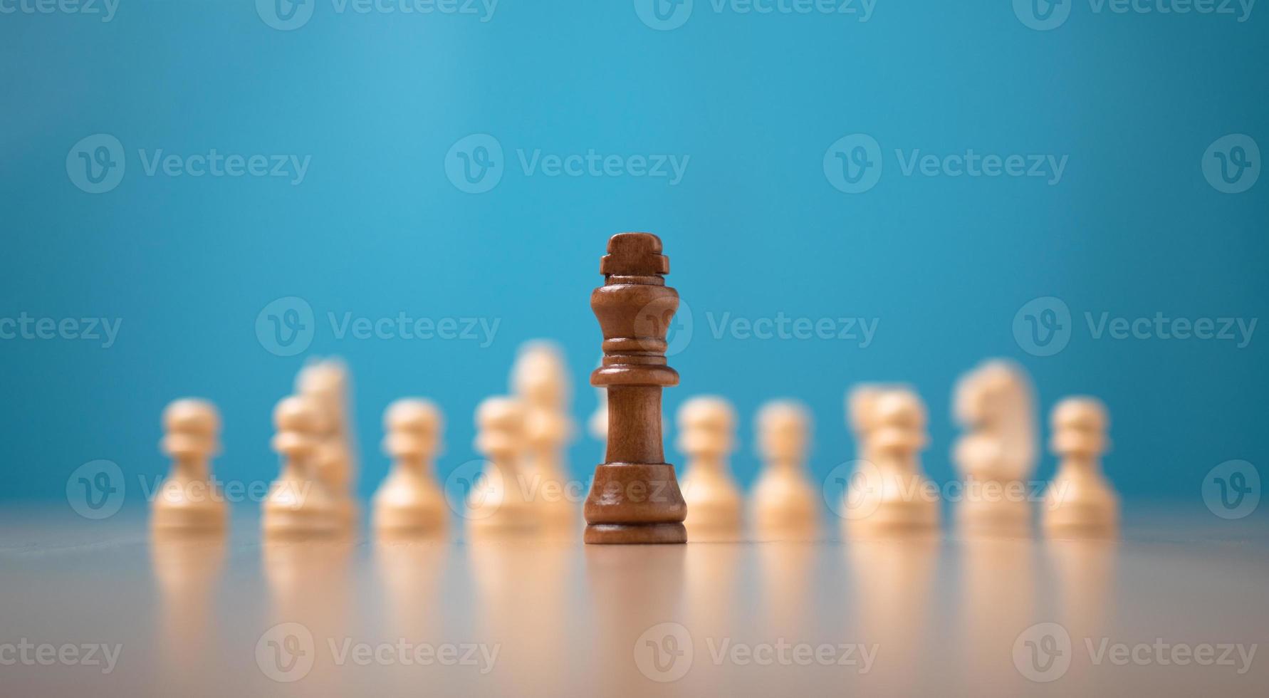 koning bruin schaak staand in voorkant van wit schaken, concept van een nieuw opstarten moet hebben moed en uitdaging in de wedstrijd, leiderschap en bedrijf visie voor een winnen in bedrijf spellen foto