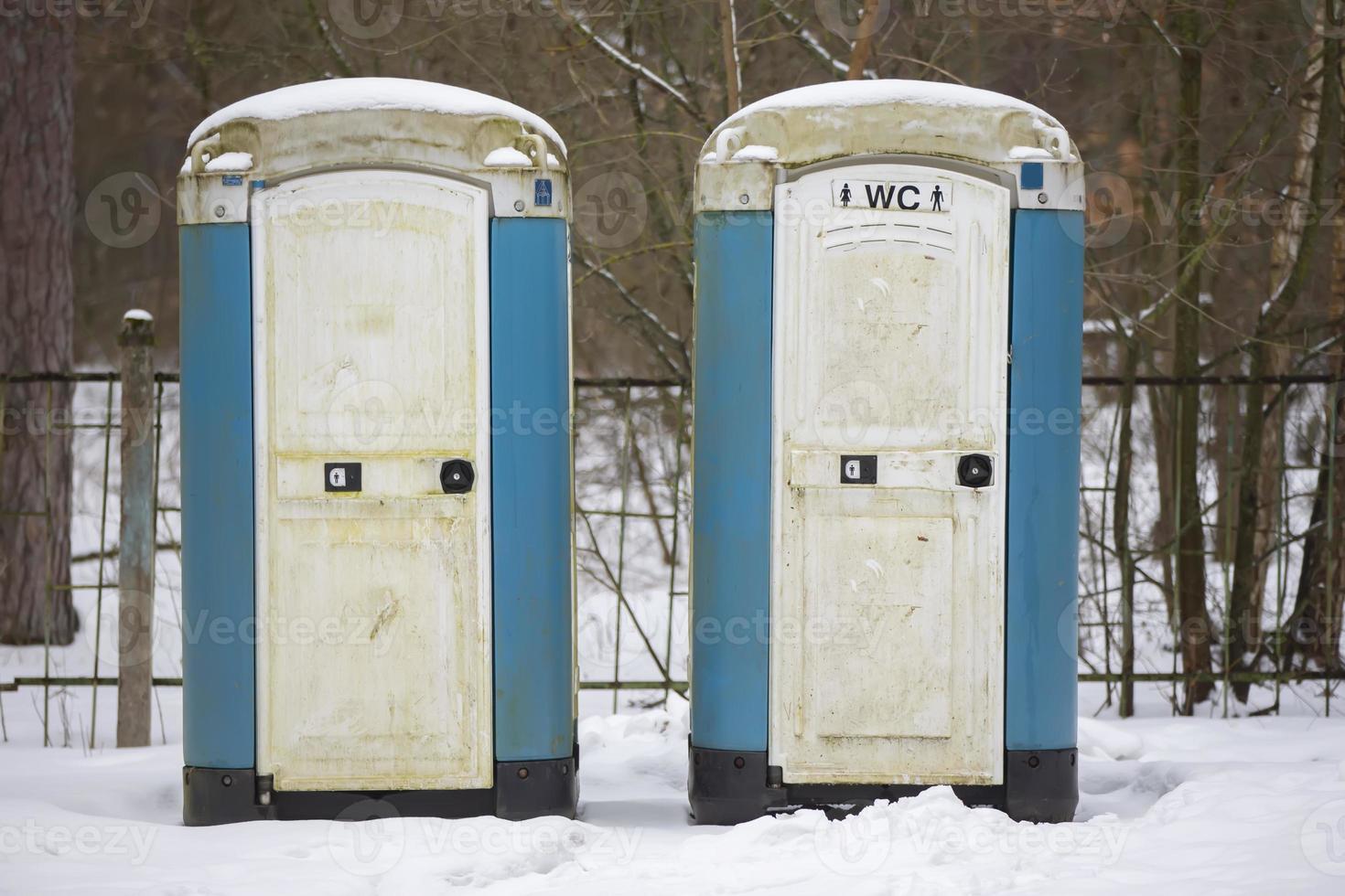 ecologisch mobiel Toiletten zijn in de park. openbaar portable bio wc Toiletten in park foto