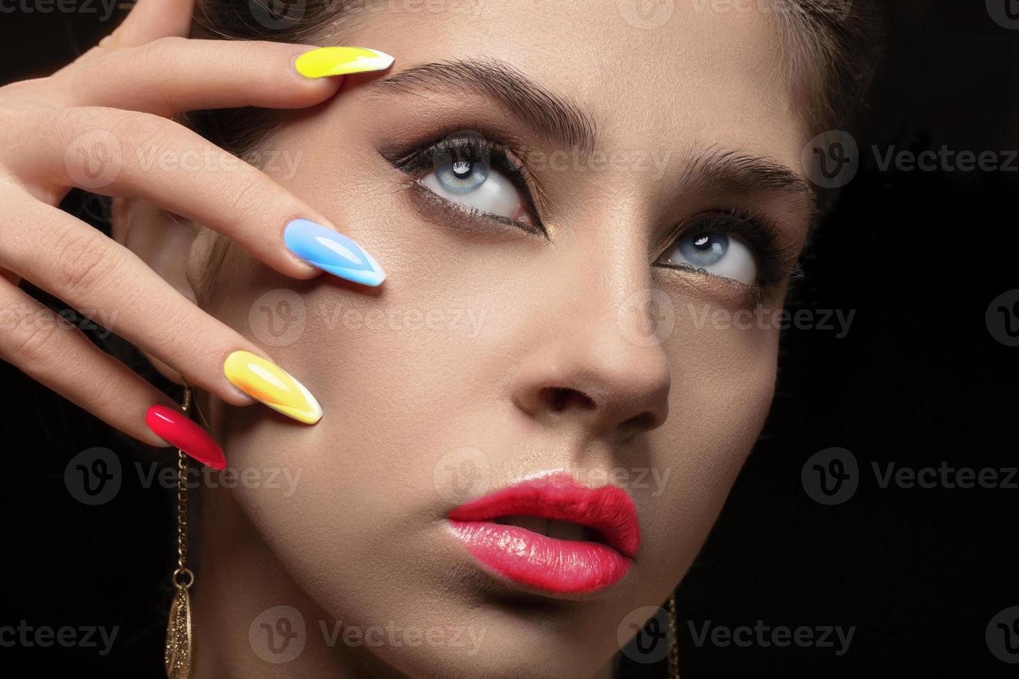 schoonheid meisje portret met helder bedenken en kleurrijk regenboog nagel Pools. kleurrijk nagels. foto