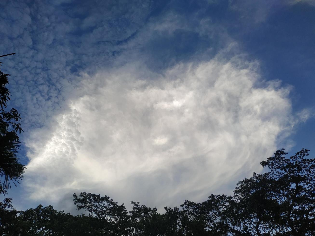 witte hemel rond de blauwe wolkenachtergrond foto