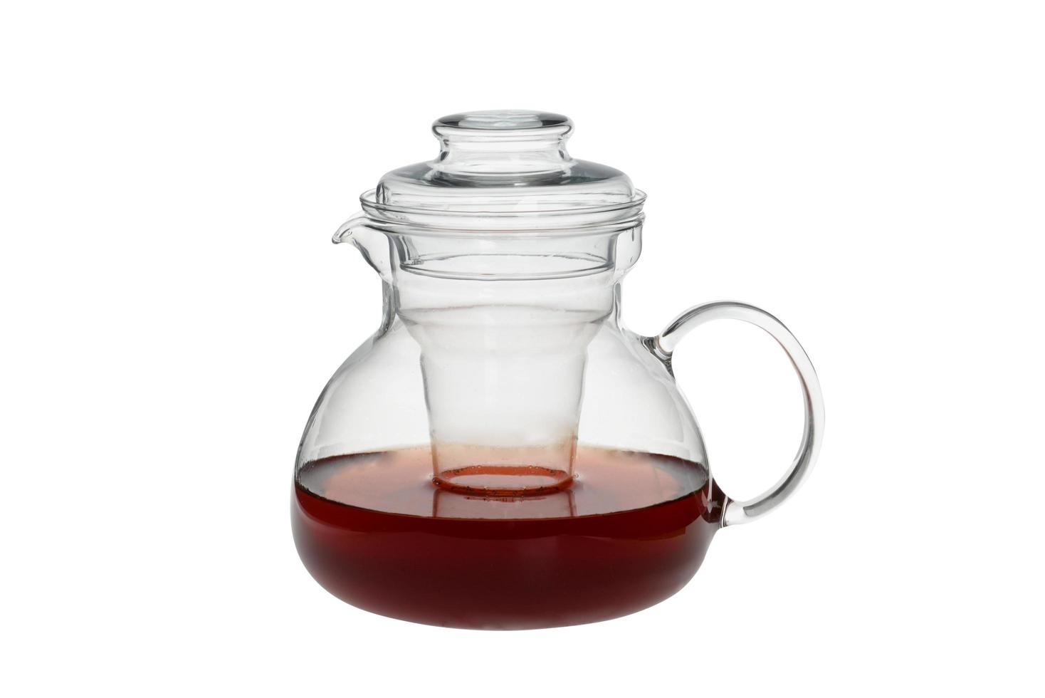 glazen theepot met thee geïsoleerd op een witte achtergrond foto